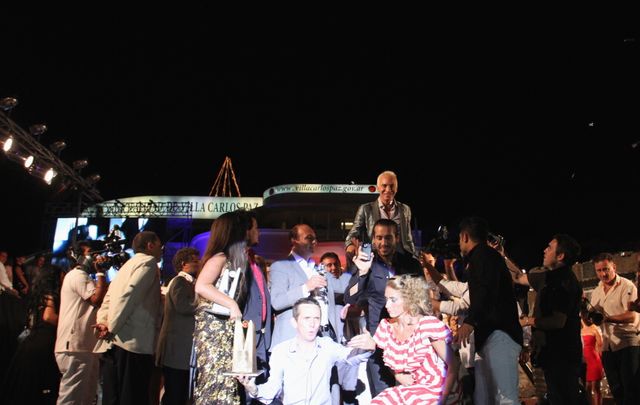 Flavio Mendoza y su elenco festejan eufóricos el premio logrado anoche.