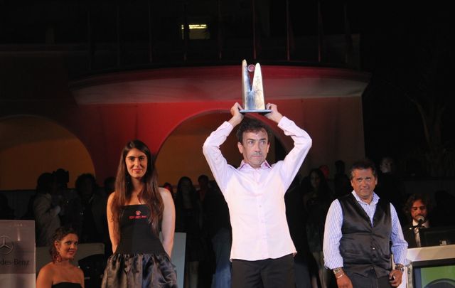 Anibal Pachano recibe una de sus varios premios.