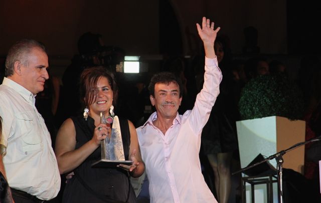 Anibal Pachano recibe una de sus varios premios.