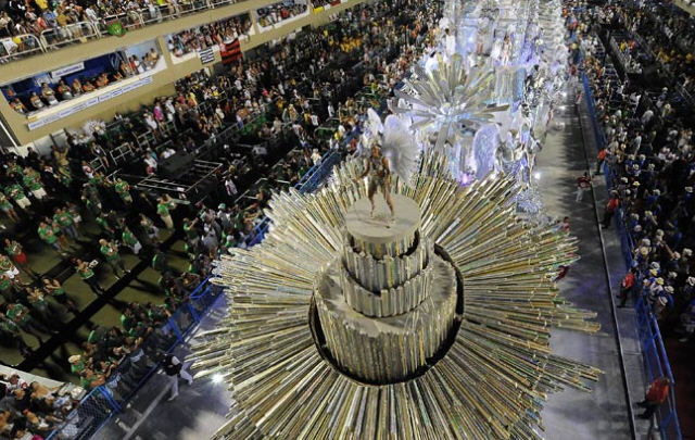 ''Renascer'', de Jacarepaguá, fue la primera de las 13 escolas por desfilar.