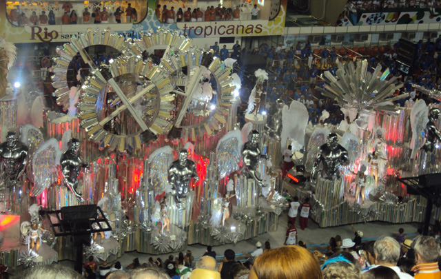 Espectacular colorido y despliegue en el Sambódromo.