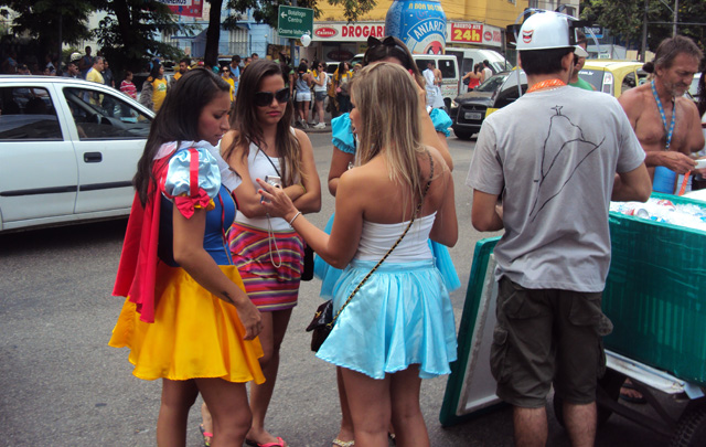 Todo el colorido del carnaval en las calles de la ciudad.