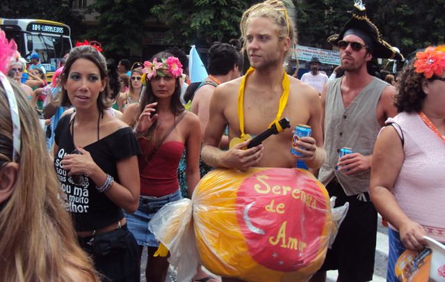 Todo el colorido del carnaval en las calles de la ciudad.