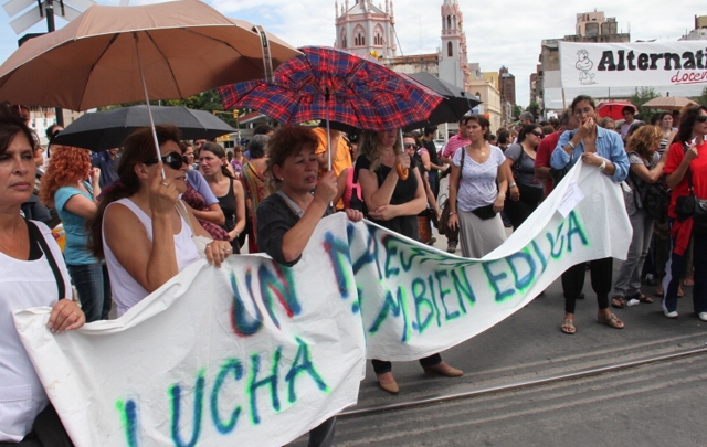 Los docentes cordobeses realizan un masivo paro con movilización.