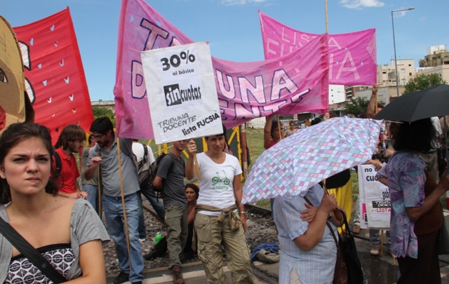 Los docentes cordobeses realizan un masivo paro con movilización.