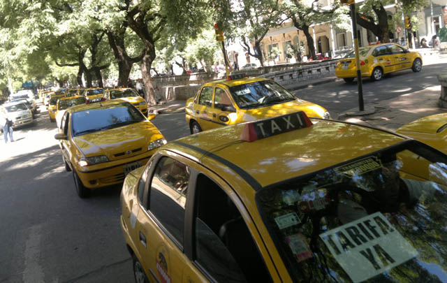 Aproximadamente doscientos taxistas manifestaron en el Palacio 6 de Julio.