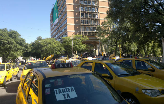 Aproximadamente doscientos taxistas manifestaron en el Palacio 6 de Julio.