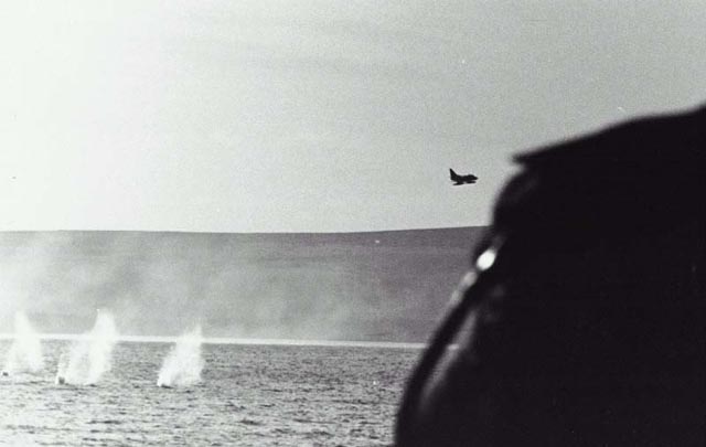 Ataque argentino visto desde un barco inglés.