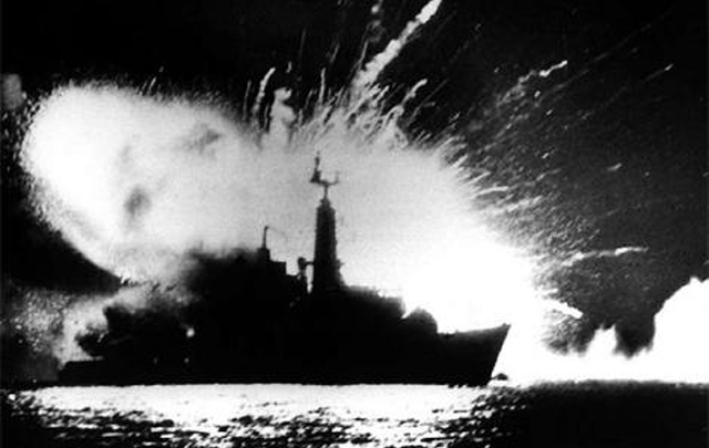 Hundimiento de un acorazado argentino.