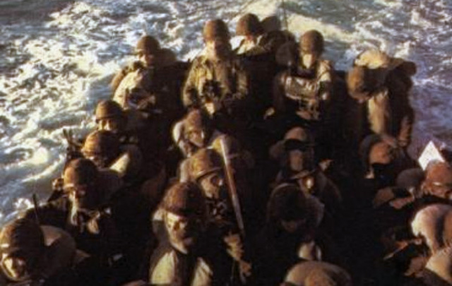Soldados argentinos antes de un desembarco