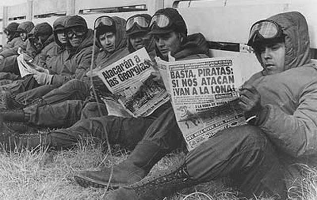 Soldados argentinos leyendo las noticias que les llegaban.