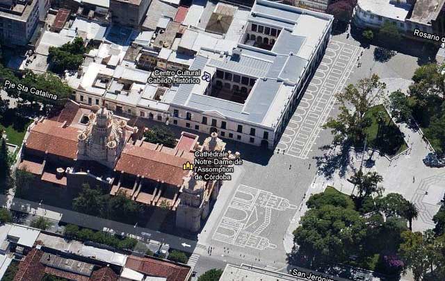 Vista de la Catedral de Córdoba, Cabildo y plaza San Martín a 45 grados.