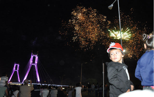 Se inauguró la iluminación del puente colgante.