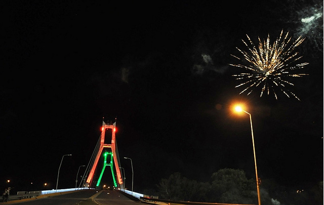 Se inauguró la iluminación del puente colgante.