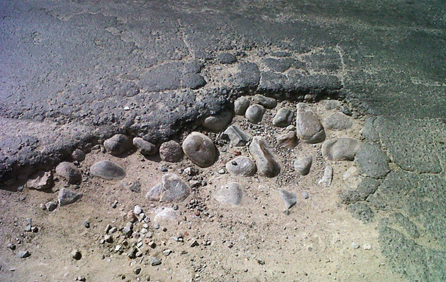 Los baches a lo largo de la calzada son incontables.