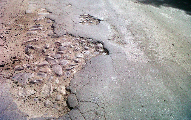 Los baches a lo largo de la calzada son incontables.