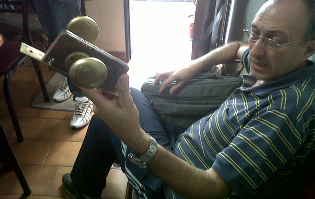 José Ravalli muestra la cerradura destrozada de la puerta de ingreso a la casa.