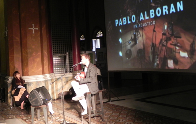 El cantante español en la presentación de su show en la Capilla del Buen Pastor.