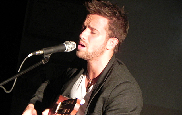 El cantante español en la presentación de su show en la Capilla del Buen Pastor.