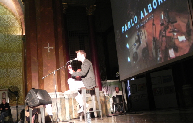 El cantante español en la presentación de su show en la Capilla del Buen Pastor.
