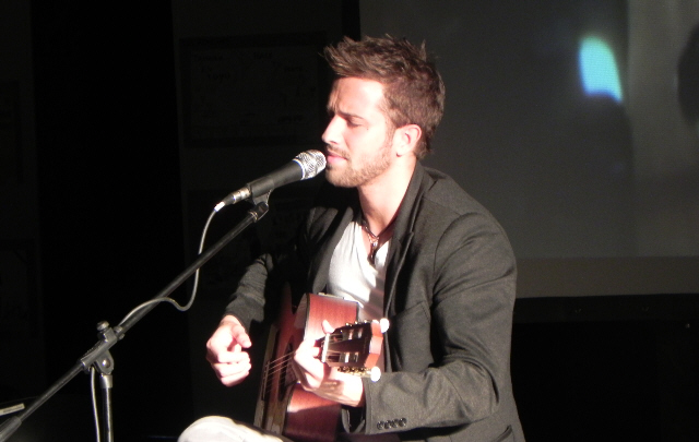 El cantante español en la presentación de su show en la Capilla del Buen Pastor.