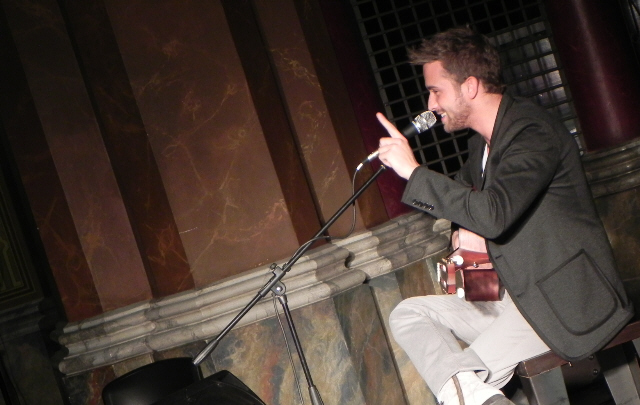 El cantante español en la presentación de su show en la Capilla del Buen Pastor.
