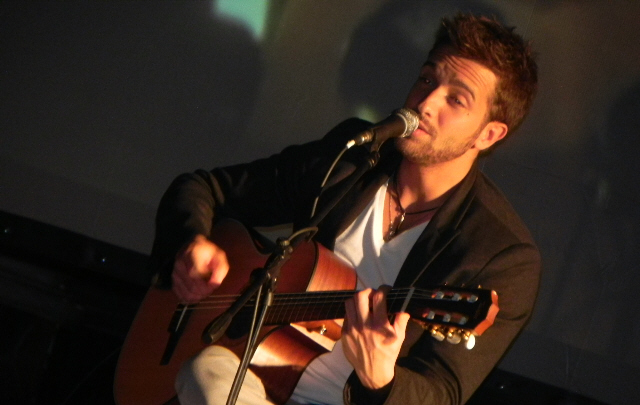El cantante español en la presentación de su show en la Capilla del Buen Pastor.