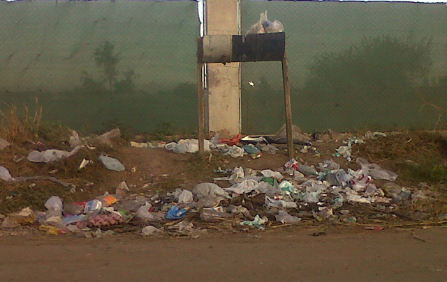 Desperdicios se acumulan en el sector.