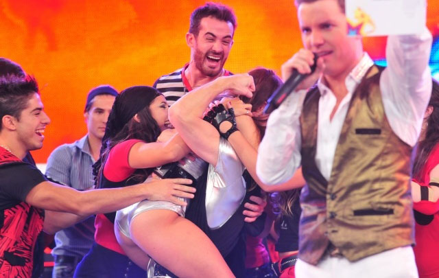 La azafata Bravo desata su festejo ante el anuncio de Santiago del Moro.