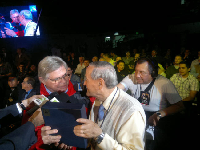 Momento, en el que Rony Vargas hace entrega de la distinción a Rubén Torri.