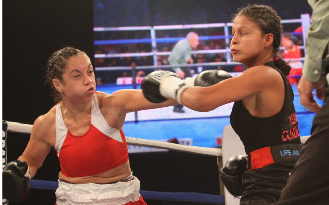 ''La Gata'' Acosta cruza a su rival con un certero golpe de izquierda. 