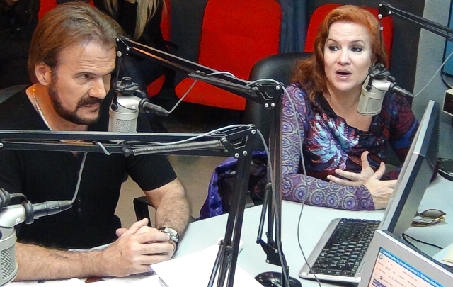FOTO: Mario Pereyra con Joaquín y Lucía Galán en el estudio principal de la radio.