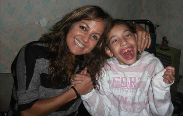 Silvia Lallana con Celeste Pico, que sufre parálisis desde sus seis meses.