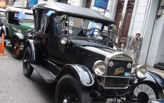 Los vehículos en excelente estado de conservación se pasearon por las calles céntricas.