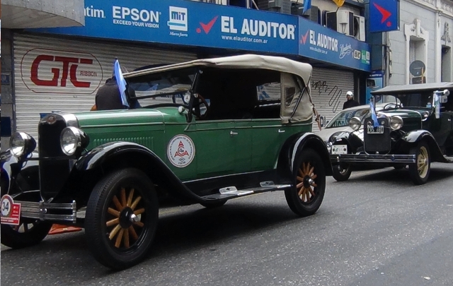 Los vehículos en excelente estado de conservación se pasearon por las calles céntricas.