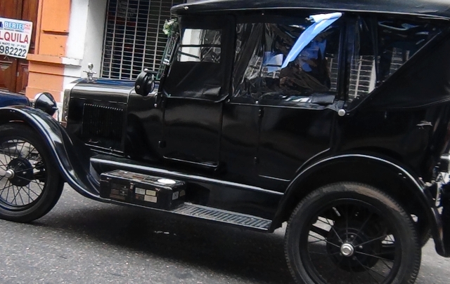 Los vehículos en excelente estado de conservación se pasearon por las calles céntricas.