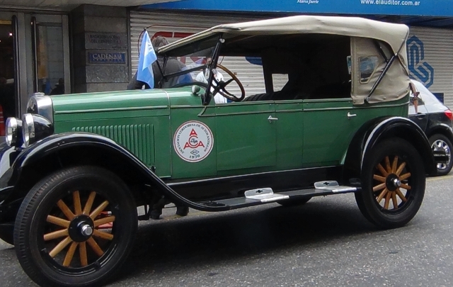 Los vehículos en excelente estado de conservación se pasearon por las calles céntricas.