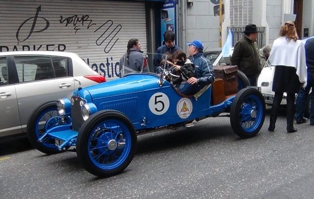 Los vehículos en excelente estado de conservación se pasearon por las calles céntricas.