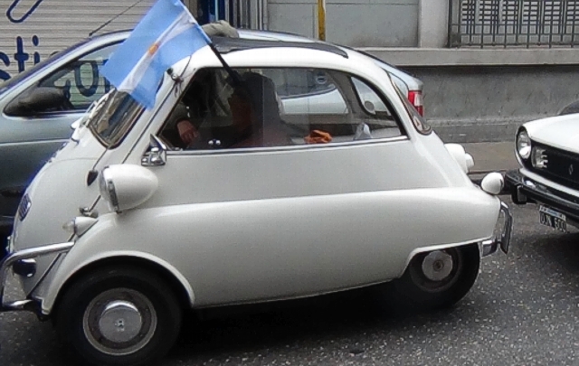 Los vehículos en excelente estado de conservación se pasearon por las calles céntricas.