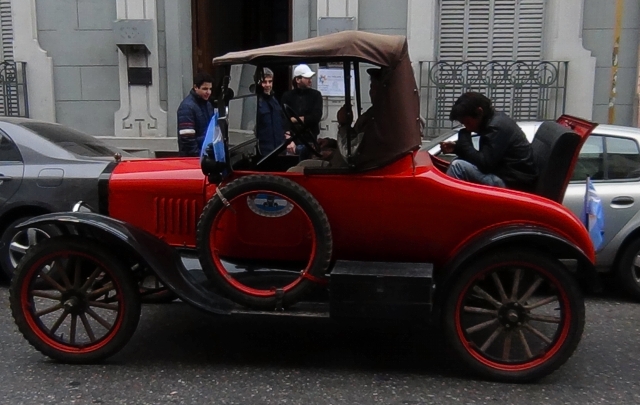 Los vehículos en excelente estado de conservación se pasearon por las calles céntricas.