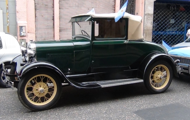 Los vehículos en excelente estado de conservación se pasearon por las calles céntricas.