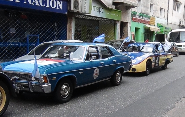 Los vehículos en excelente estado de conservación se pasearon por las calles céntricas.