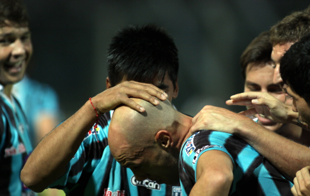 Todos los jugadores de ''La Academia'' festejan el gol de Germán Noce. 