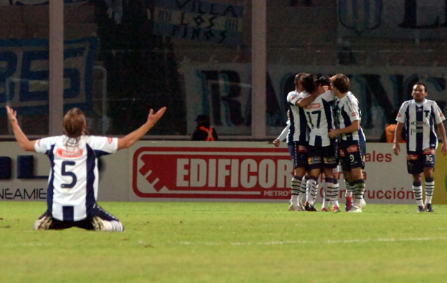 Milagro albiazul: los jugadores de la ''T'' celebran el gol de la clasificación. 