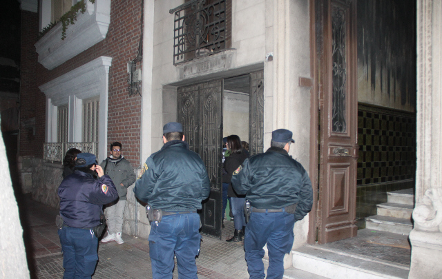 La Policía custodia la labor de bomberos.