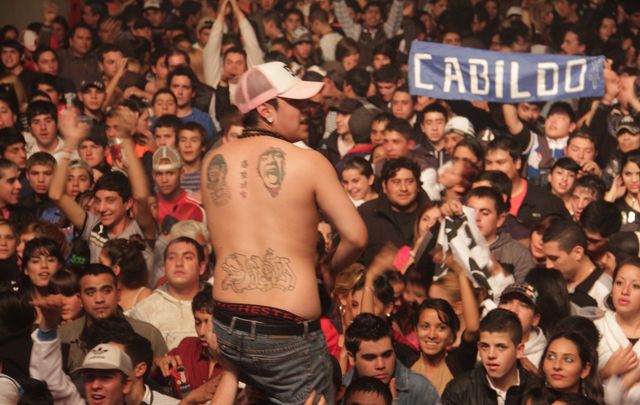 ''La Mona'' disfrutó de su fiesta.