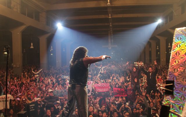 ''La Mona'' disfrutó de su fiesta.