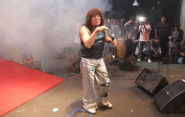 ''La Mona'' disfrutó de su fiesta.