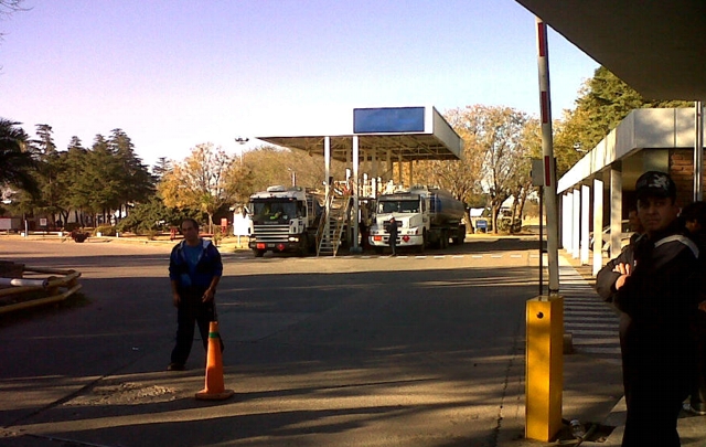  Dos camiones son abastecidos antes de partir en la planta de Monte Cristo.