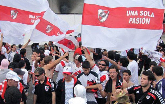 Hinchas ''millonarios'' marcharon por Cavenaghi y Domínguez.